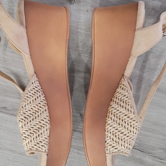 Women's Clogs - Picture 10 of 16